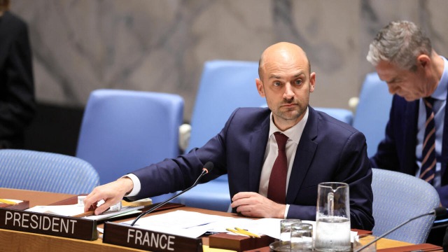 وزير خارجية فرنسا يصف قرار لبنان طرد السفير الإيراني بأنه 