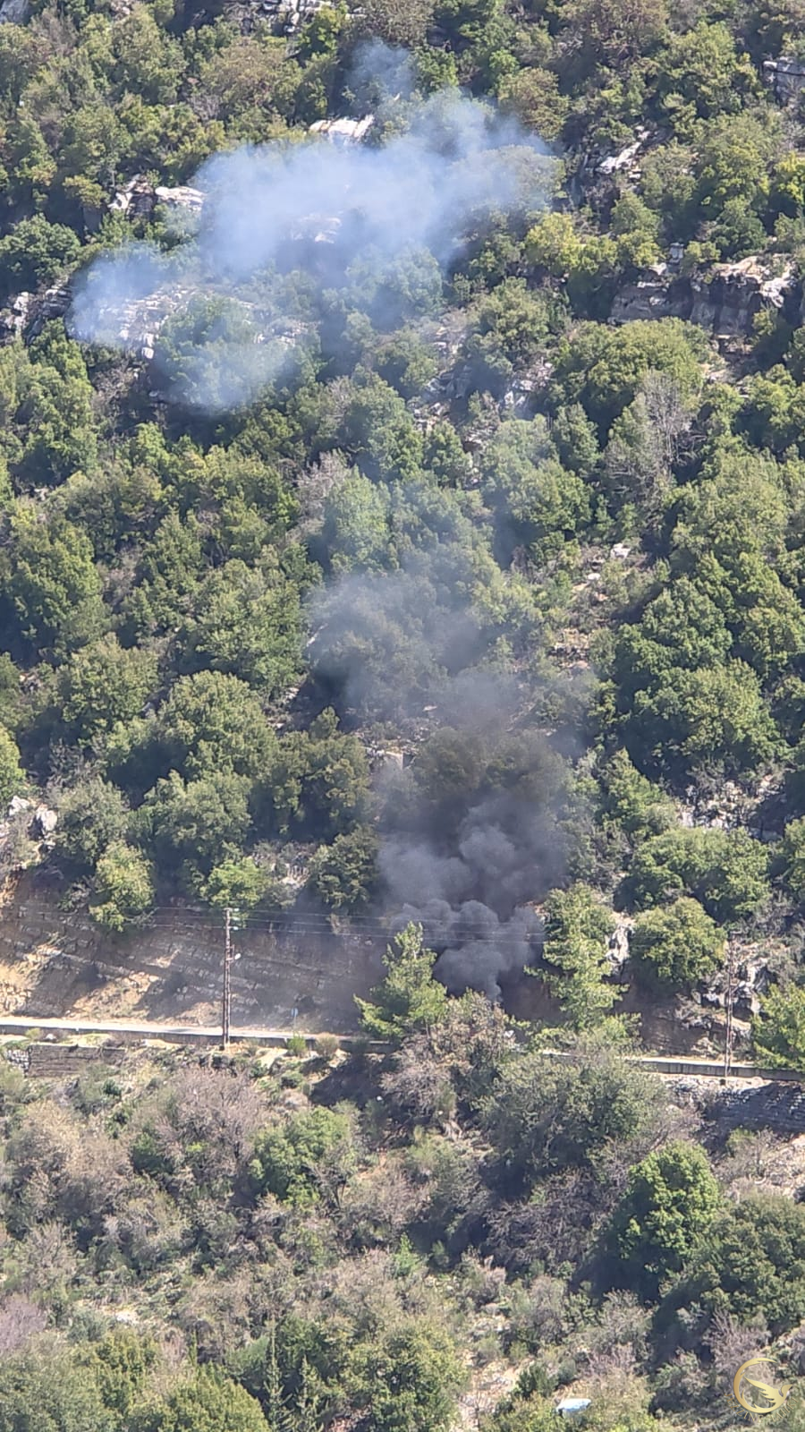 الدفاع المدني يتجه نحو السيارة المستهدفة في جزين في اشارة إلى سقوط إصابات