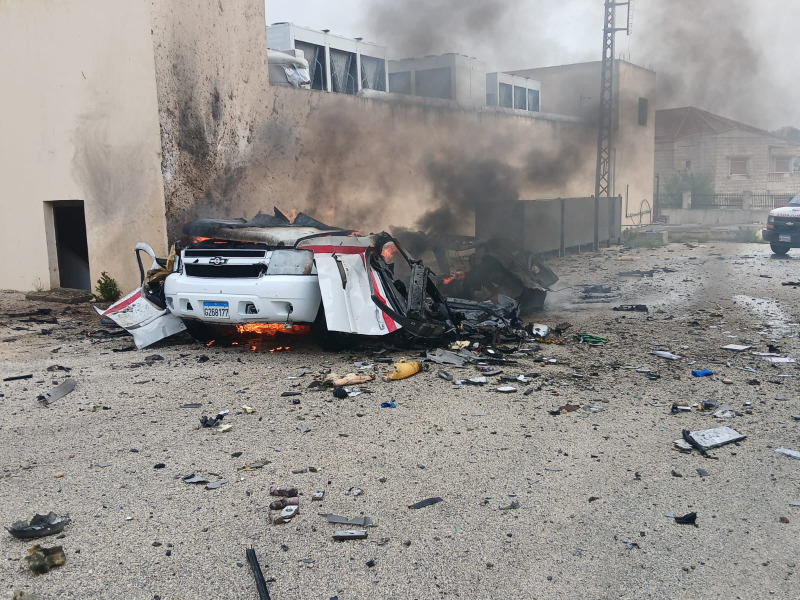 استهداف سيارة الهيئة الصحية في بنت جبيل