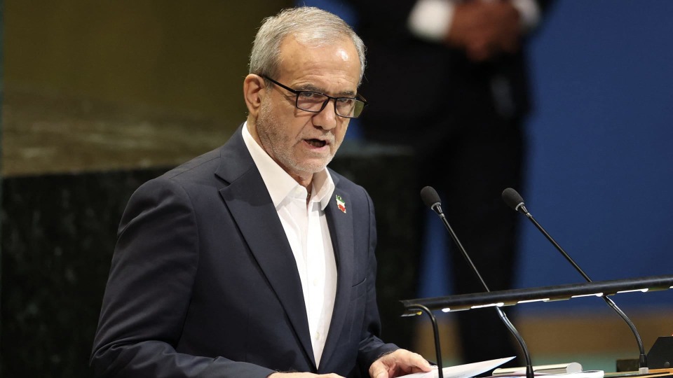 الرئيس الإيراني: أي قرار بشأن إنهاء الحرب سيتخذ بعد دراسة جميع الظروف وفي إطار ضمان كرامة وأمن ومصالح شعبنا