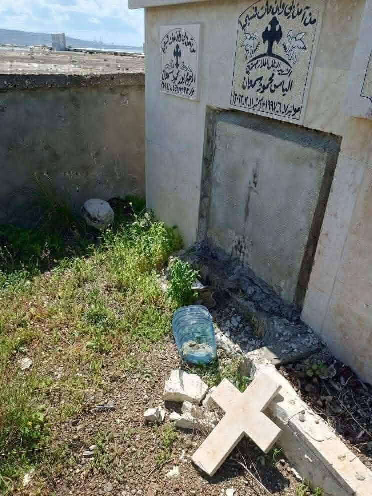 تكسير صلبان مقبرة مسيحية في الروضة في طرسوس بعد الاعتداء على تمثال العذراء في ريف بانياس