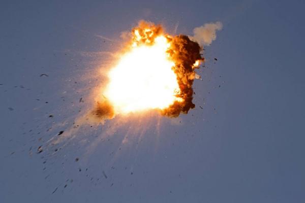 إذاعة الجيش الإسرائيلي عن شهود عيان: سقوط شظايا في بات يام وحولون في تل أبيب