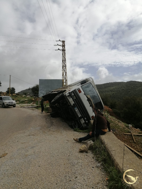 جزين تحكي: انقلاب شاحنة محملة بالأغنام في القطراني واصابة السائق برضوض خفيفة ونفق عدة رؤوس من الغنم