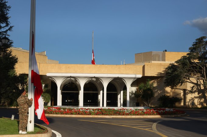 رئاسة الجمهورية: تنكيس الأعلام في القصر الجمهوري اليوم حدادًا على ضحايا الاعتداءات الإسرائيلية