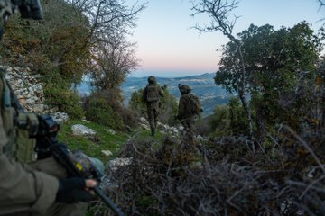 إحاطة كبار قادة الجيش الإسرائيلي: نقدر وجود إمكانية لتهدئة طويلة الأمد في لبنان عبر اتفاق سياسي ويجب أن تبقى قواتنا ضمن حدود 