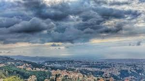 الطقس غائم مع أمطار متفرقة وانخفاض إضافي في الحرارة غدا