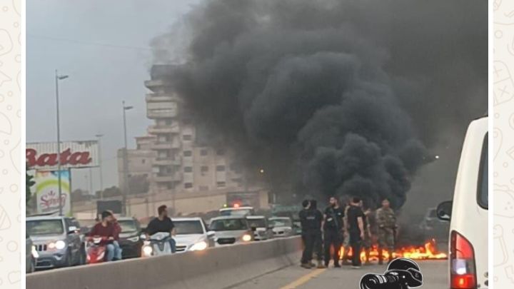 قطع طريق خلدة - الناعمة من قبل مناصري الموقوفين الإسلاميين رفضا لصيغة اقتراح قانون العفو