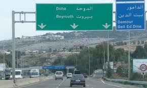 محاولة من المتظاهرين قطع طريق جسر الدامور وفرارهم بعد وصول الجيش