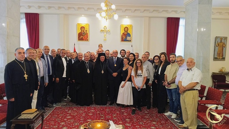 حداد يقلد رومانوس وسام القبر المقدس الأورشليمي في كنيسة القديسة حنة في المقر البطريركي في الربوة