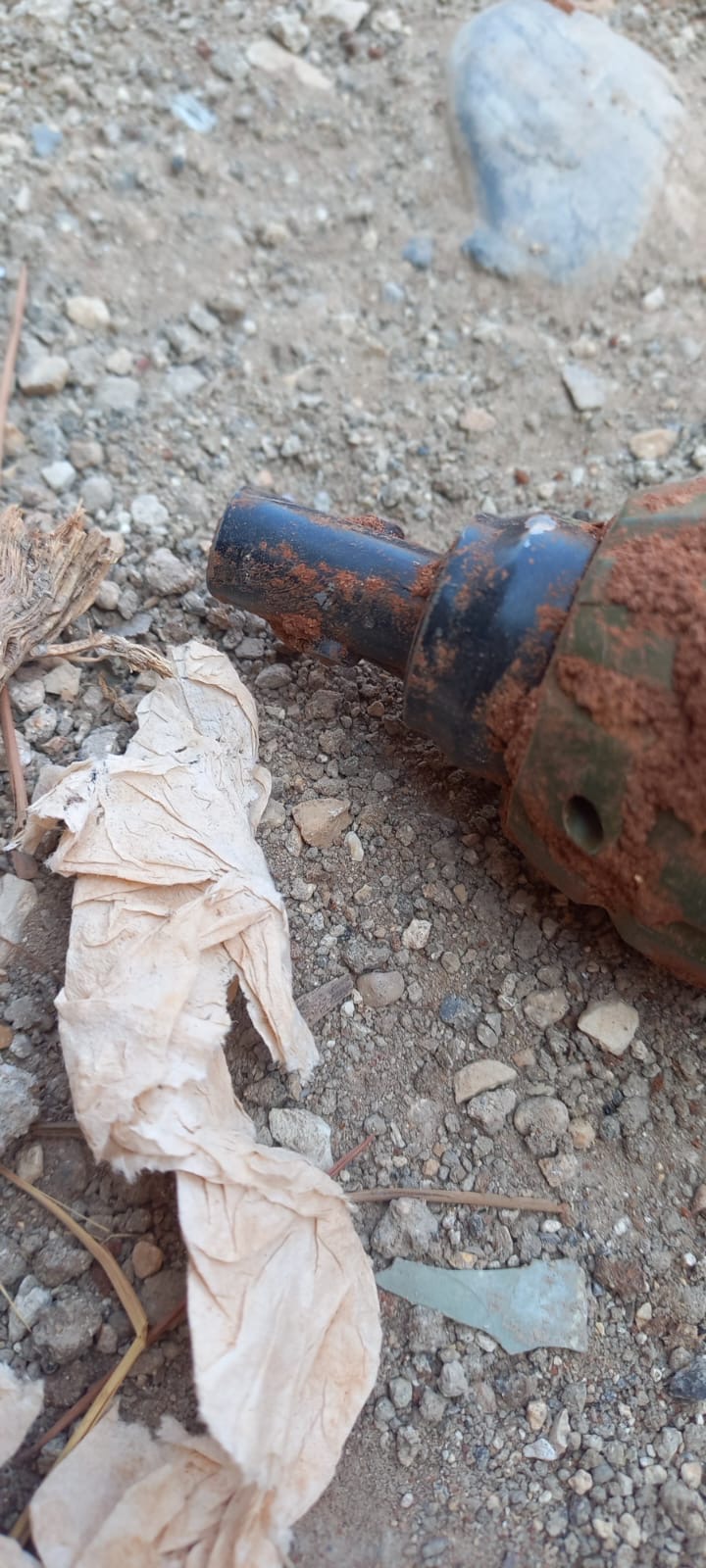العثور على قذيفة في الموقف جنب الحسينية في حارة صيدا والجيش اللبناني يطوق المكان وسيفجرها بعد قليل